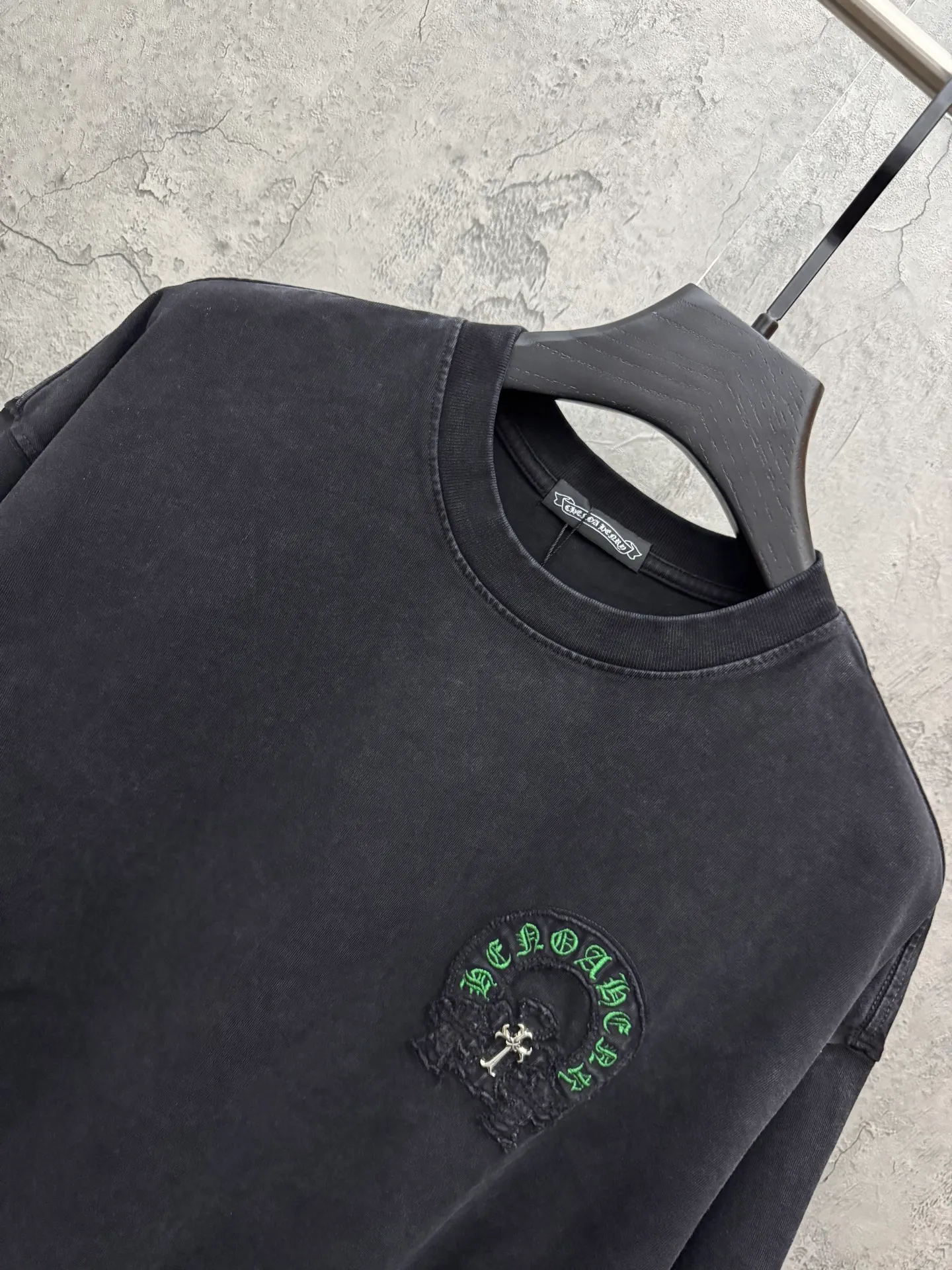 P240 top version, real shot without P, ​​different from market currency) 𝗖𝗵𝗿𝗼𝗺𝗲 𝗛𝗲𝗮𝗿𝘁𝘀/Croxin 2026 spring new original single counter American washed patch embroidered couple short sleeves 👑The highest version! Customized fabric 320 grams, washed and fried. Best-selling model at the counter. Very comfortable to wear. Accessories: Original molded and authenticated collar label➕100% silk wash label. Genuine purchase-grade original hangtag➕matching hanging rope➕3D hanging beads➕original packaging bag. Craftsmanship: The original version has consistent wiring! The highest version of the armhole matching technique! Color: Gray Black Size: S M L XL Style No.: 6601